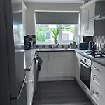 Luxury Home In Luton - Near L&D Hospital - Free Netflix & Wifi- Free Parking